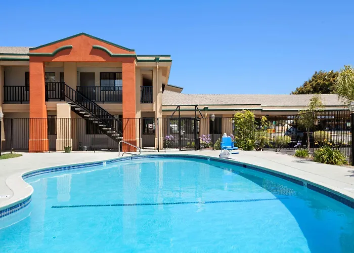 Super 8 By Wyndham Salinas