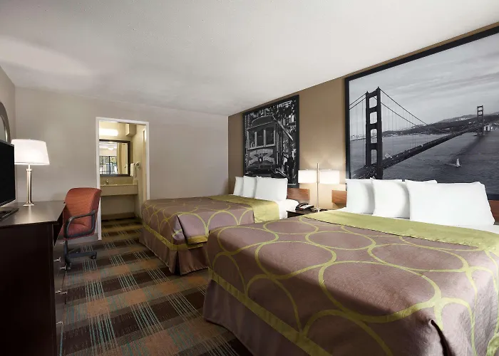 Super 8 By Wyndham Salinas