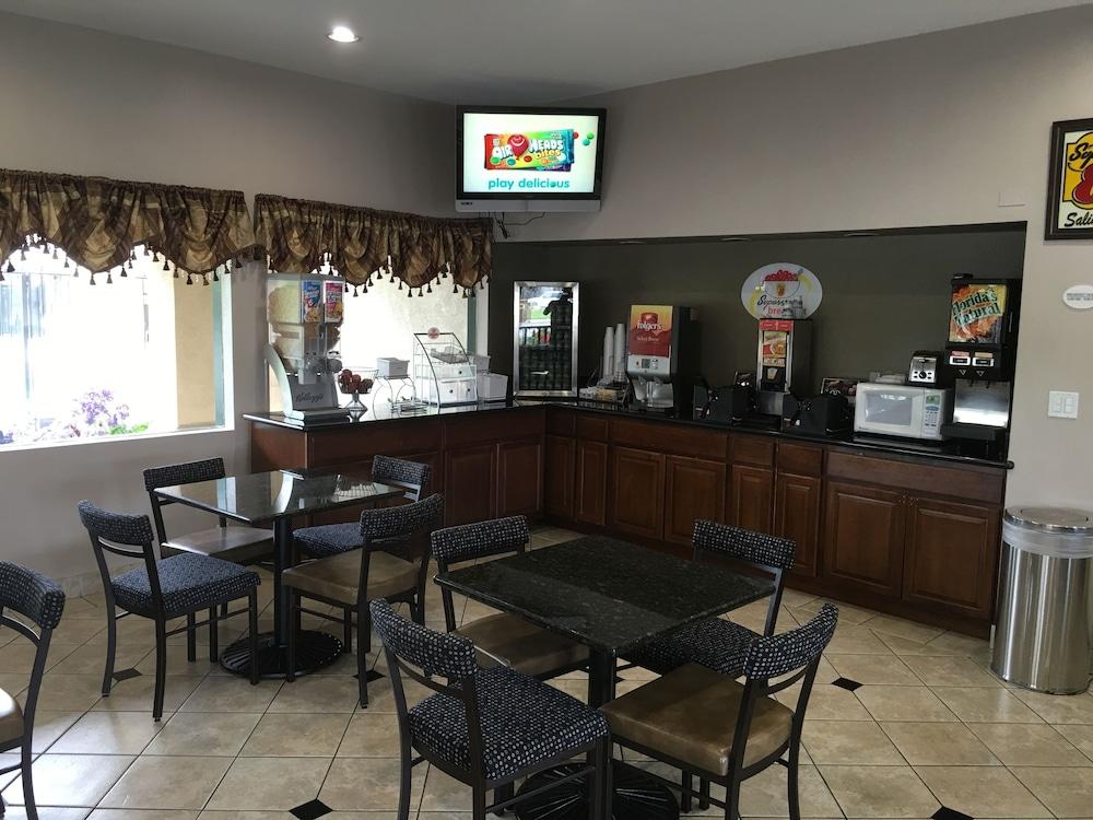 Super 8 By Wyndham Motel