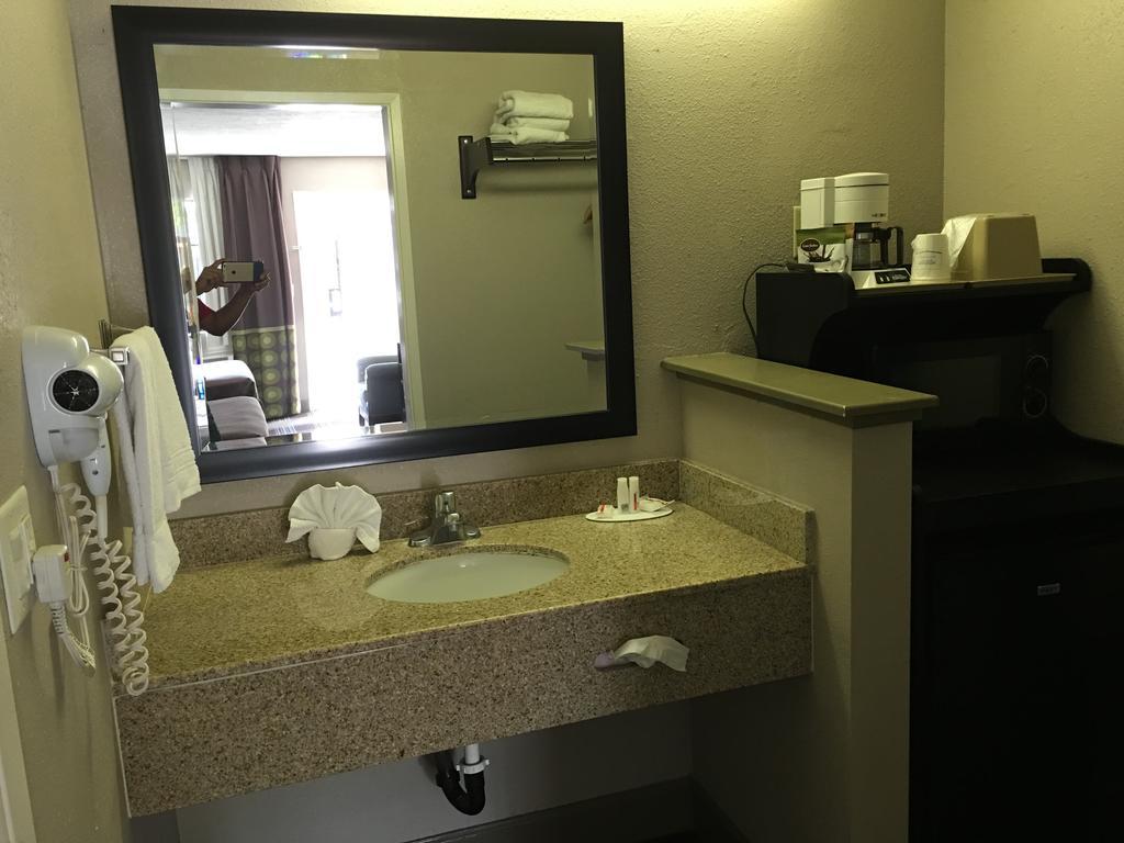 Motel Super 8 By Wyndham Salinas