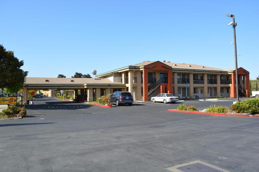 Super 8 By Wyndham Salinas