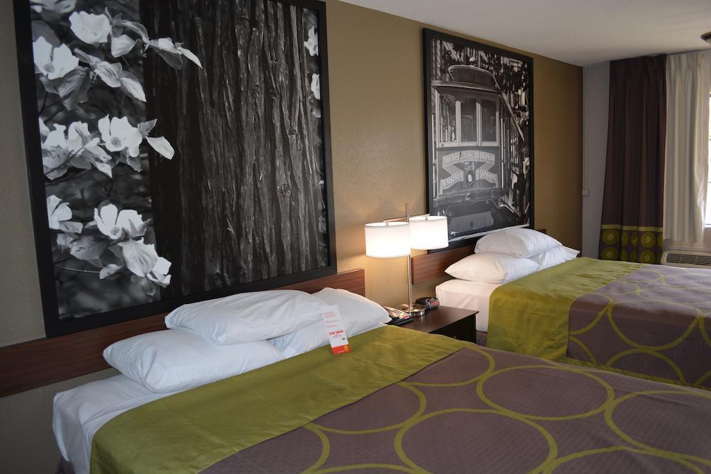 Super 8 By Wyndham Salinas